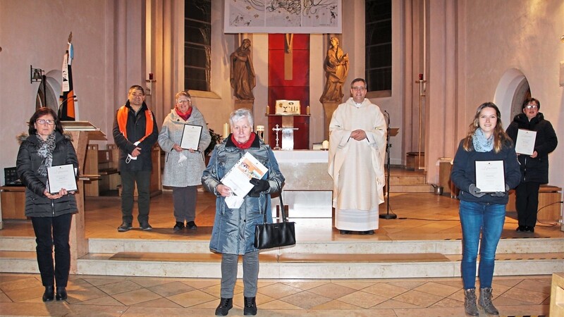 Ehrungen für 25 Jahre Kolpingmitgliedschaft (vorne, v. l.): Monika Erndl, Maria Sattler und Katharina Maier sowie (hinten, v. l.) Stellvertretender Vorsitzender Franz Stern, Johanna Stern, Pfarrer Christian Altmannsperger und Sigrun Kröninger.