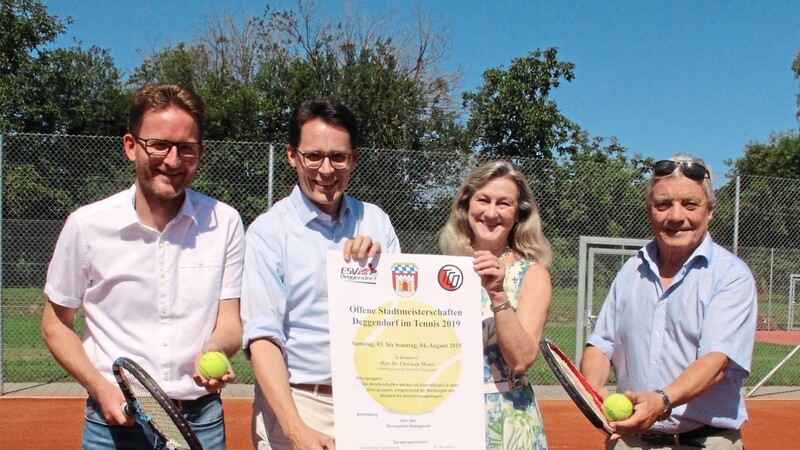 Freuen sich auf spannende Tennismatches bei den dritten offenen Stadtmeisterschaften (v. l.): TC-Vorsitzender Christoph Kschirr, OB und Schirmherr Dr. Christian Moser, Waltraud Tannerbauer vom Stadtsportverband sowie ESV-Vorsitzender Helmut Kerschbaum.