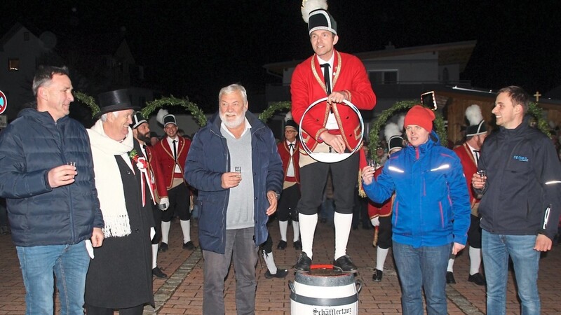 Reifenschwinger Florian Lohmeir stieß mit einem Schnapserl mit FFW-Kommandant Ludwig Denk (v. l.), Bürgermeister Josef Straßer, Feuerwehr-Vorsitzender Natalie Kienmüller-Stadler und deren Stellvertreter Sebastian Scharl an.