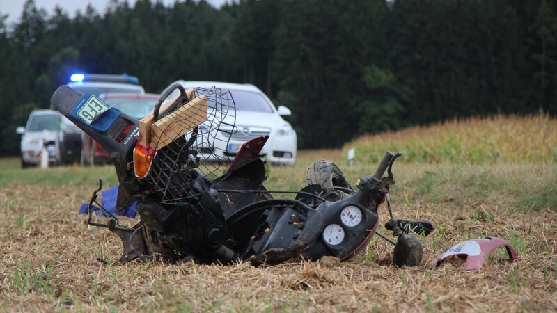 Eine 50-jährige Rollerfahrerin ist am Freitag bei diesem Unfall im Gemeindebereich Hemau (Kreis Regensburg) ums Leben gekommen.