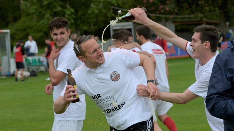 Überschwängliche Freude beim ASV Cham nach dem Aufstieg in die Bayernliga.