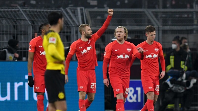 Leipzigs Dani Olmo (v.l.) jubelt mit Emil Forsberg und Konrad Laimer nach seinem Tor zum 1:4.