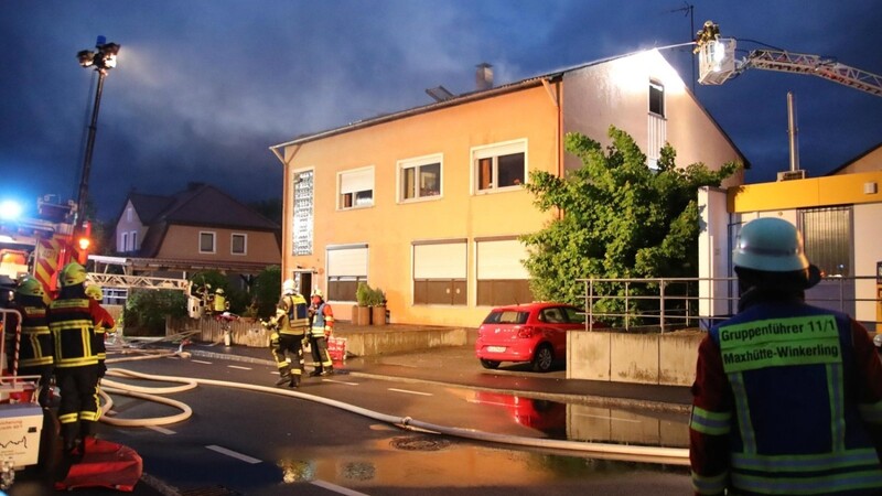 Bilder vom Einsatzort: Der Brand war am späten Samstagabend ausgebrochen.