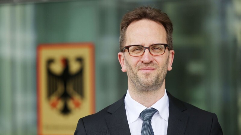 Klaus Müller, Präsident der Bundesnetzagentur, steht vor dem Haus der Bundesnetzagentur.