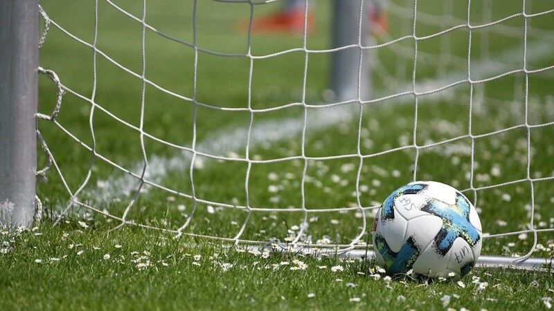 Der Ball ruht im bayerischen Amateurfußball nun auf unbestimmte Zeit.