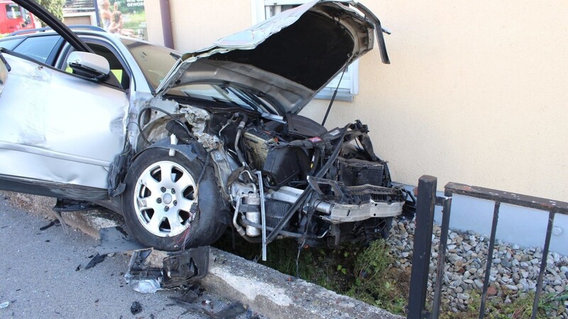 Ein missglücktes Überholmanöver hat anscheinend zu dem Unfall geführt, bei dem eine Frau mit ihrem Auto unter anderem in einen Gartenzaun und eine Hauswand gekracht ist.