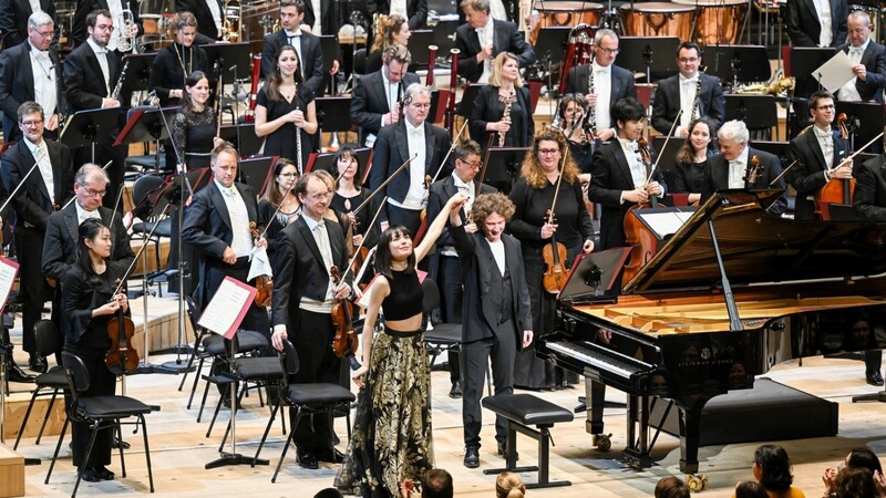 Santtu-Matias Rouvali, die Pianistin Alice Sara Ott und die Münchner Philharmoniker in der Isarphilharmonie.