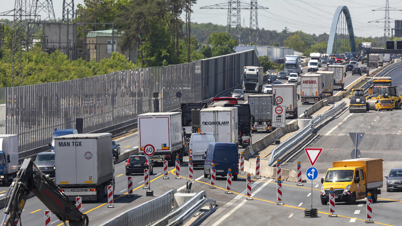 An vielen Stellen wird in Bayern momentan gebaut - an der A3 nicht nur in Ostbayern, sondern auch bei Erlangen. Das verschärft die Staugefahr.