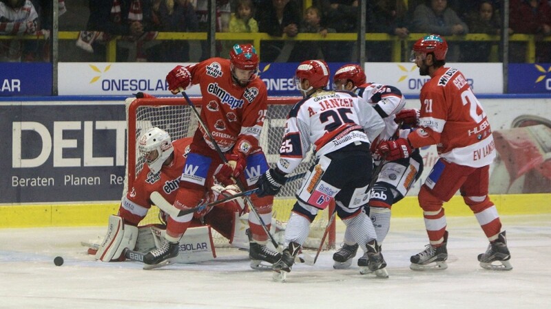 Der EV Landshut (rote Trikots) hat das Derby gegen den Deggendorfer SC klar mit 2:5 verloren.