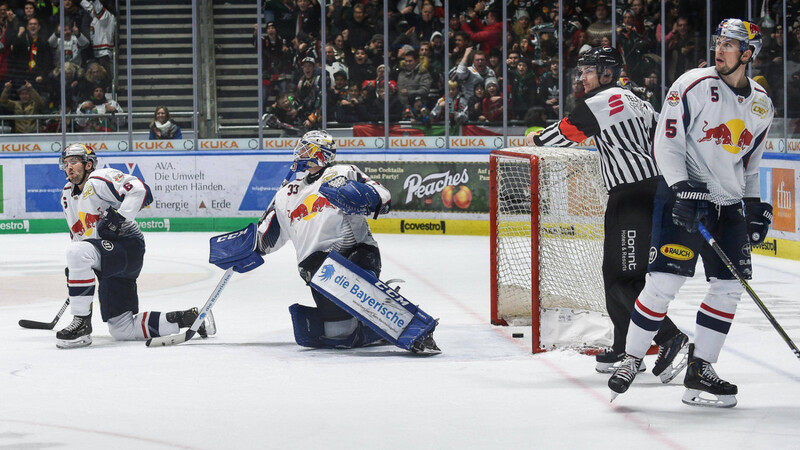 EHC-Goalie Danny aus den Birken kassiert kurz vor dem Ende den Ausgleich - wenig später wird er nochmal hinter sich greifen.