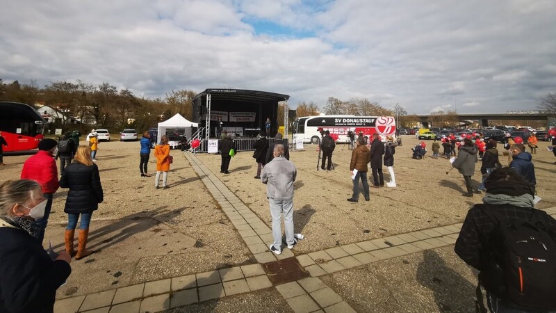 Der Aktionstag #lasstunsöffnen für Öffnung mit Konzept startete in Regensburg um 16.05 Uhr auf dem Dultplatz mit gut 50 Teilnehmern. Neben den Organisatoren Rita Henke und Andreas Brand kamen Vertreter aus der Politik, darunter Landrätin Tanja Schweiger, Donaustaufs Bürgermeister Jürgen Sommer und Bundestagsabgeordneter Peter Aumer. Die Initiative fordert ein Ende des Lockdowns und die Wiedereröffnung des Einzelhandels.