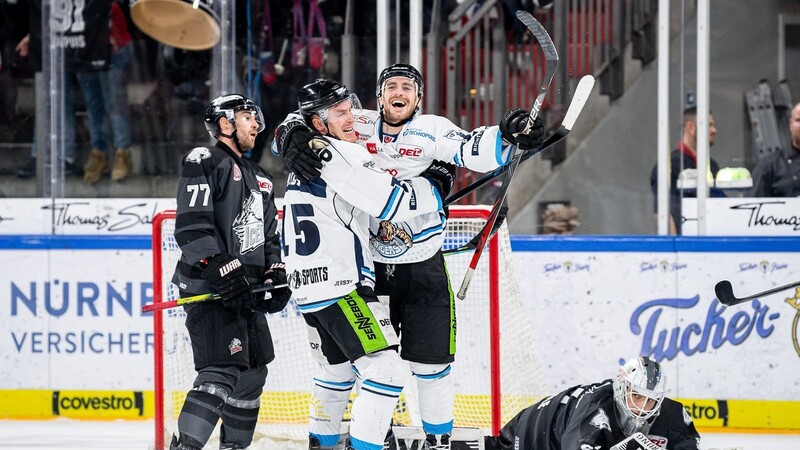 Die Tigers jubeln über den späten Siegtreffer in Nürnberg.