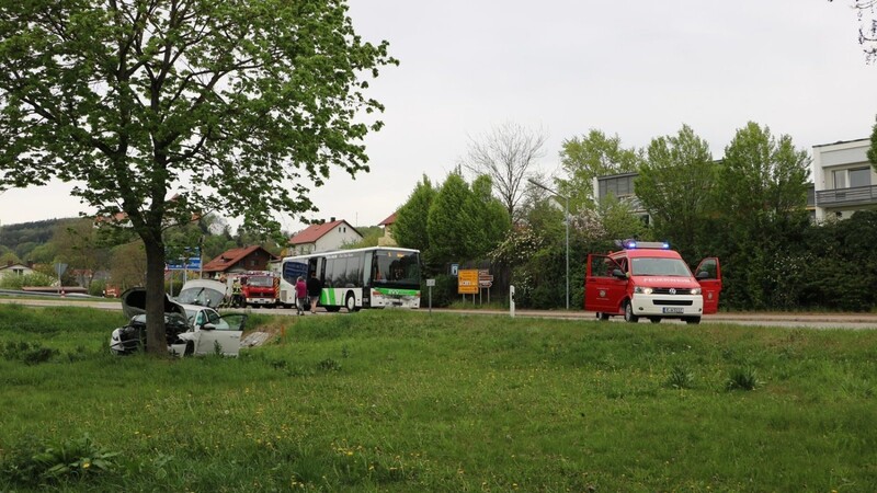 Nach dem Zusammenstoß mit dem Bus prallte das Auto noch gegen einen Baum.