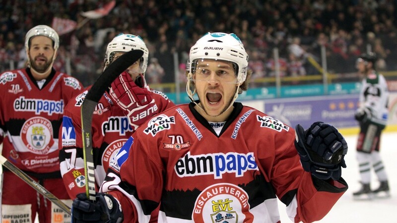 Jubenstimmung beim EV Landshut nach dem Derbysieg gegen Rosenheim und der Eroberung der Tabellenspitze.