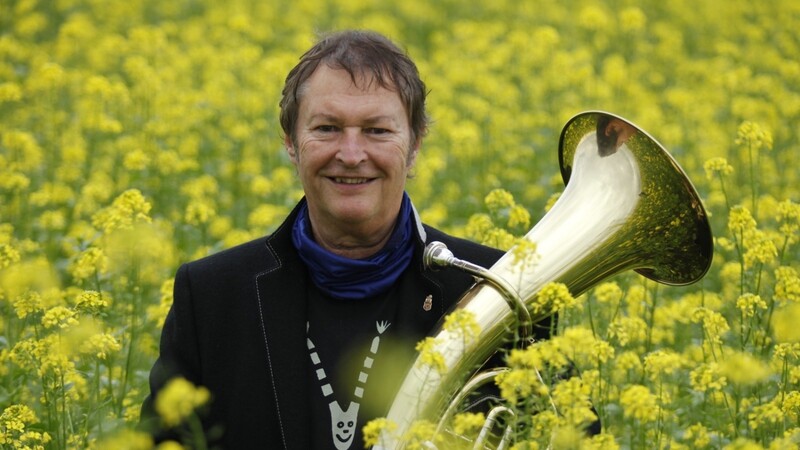 Hans-Jürgen Buchner wurde 1944 geboren. Der vielseitige Musiker ist Gründer der Band Haindling, benannt nach seinem Wohnort im Landkreis Straubing-Bogen, er sang schon auf Bairisch, lange bevor es cool wurde, und ist Komponist von Film- und Werbemusik.