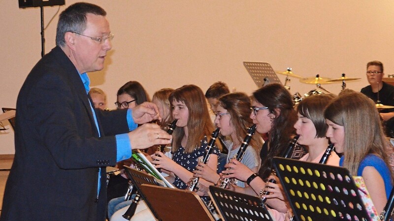 Hans Häusler in seinem Element: bei einem Schulkonzert in der Rodinger Stadthalle.