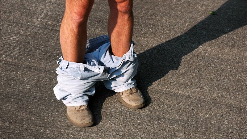 Ein unbekannter Exhibitionist hat sich im September auf einem Landauer Kinderspielplatz selbst befriedigt. Die Kriminalpolizei bittet um Hinweise. (Symbolbild)