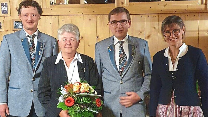 Margareta Zangl mit den Gratulanten der Ritterschützen