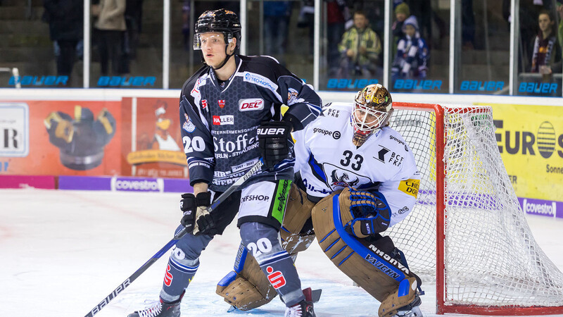 Die Rückkehrer Barry Brust (im Bild) und Laurent Meunier konnten das Testspiel ihres Teams gegen die Straubing Tigers (hier Alexander Oblinger) mit 3:2 gewinnen.