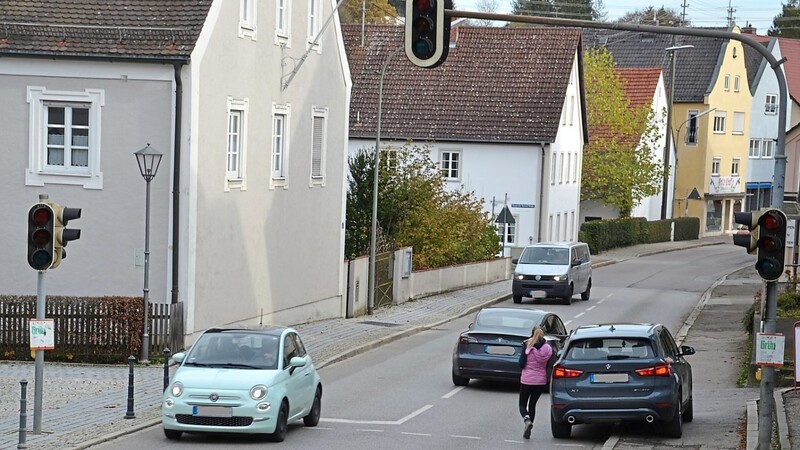 Den Auftrag zum Bau der neuen Ampelanlage am Rathaus im Zuge der Neugestaltung der Ortsdurchfahrt hat der Marktrat jetzt hinter verschlossenen Türen vergeben.