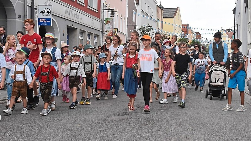 Turbulent und quirlig war der Auszug der Buben und Mädchen über die Hauptstraße zum Festplatz.