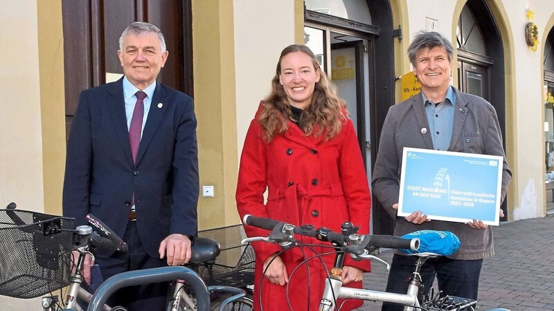 Bürgermeister Josef Dollinger (v. l.), Klimaschutzmanagerin Melanie Falkenstein und dritter Bürgermeister Dr. Michael Stanglmaier.