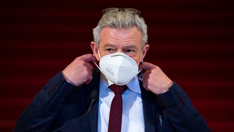 Man sollte nicht gleich die "schärfste Waffe der Opposition" zücken, sagt SPD-Landtagsfraktionschef Horst Arnold (Archivfoto). Das hänge vom weiteren Verhalten der Staatsregierung ab.