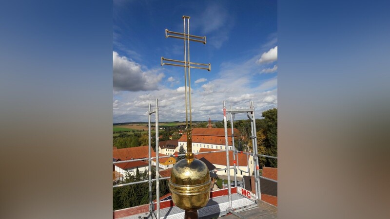 Turmkreuz und Kugel erstrahlen im neuen Glanz.