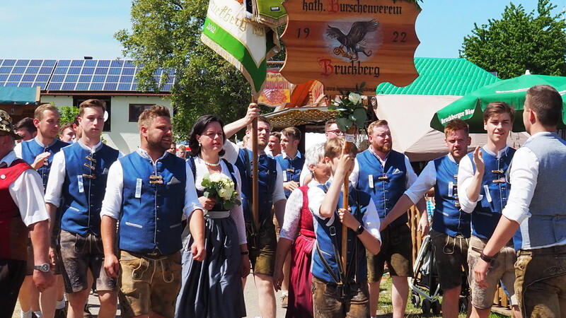 Die Bruckberger Burschen auf dem Weg zum Festzelt.