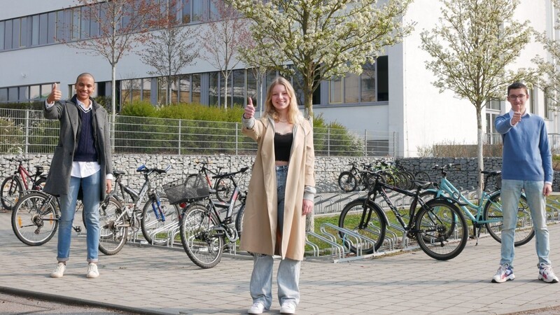 Dass man auch in Pandemie-Zeiten Großes auf die Füße stellen kann, haben die Abschlussschüler Gabriel Dias-Eder (l.), Katharina Ostermeier und Daniel Winartschuk mit ihrem Film-Projekt bewiesen.