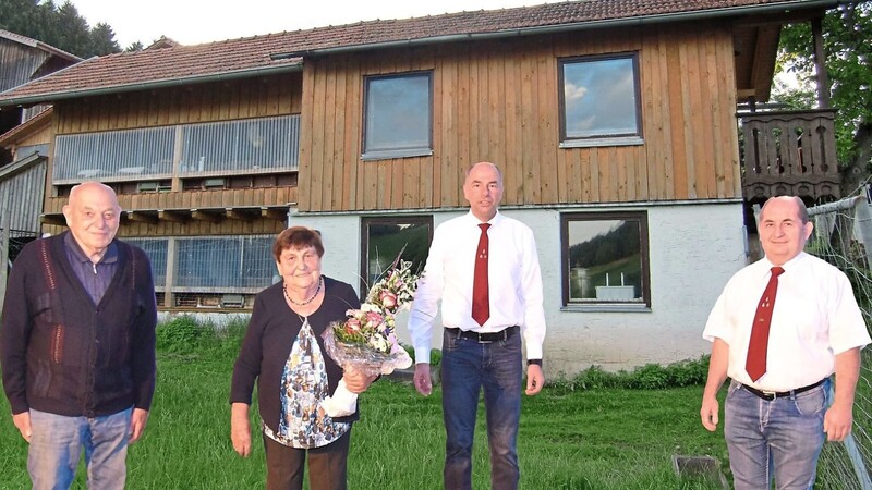 Albert Räß, Elfriede Paulus, Herbert Groß und Franz-Josef Hecht, von links, vor dem Lehrbienenstand in Premsthal.