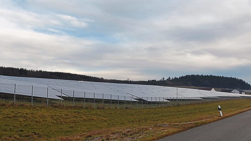 Weil die Bepflanzung um die PV-Freiflächenanlage bei Niederreith immer noch nicht erfolgt ist, gab es im Gemeinderat viel Kritik an der planenden Firma, die nun auch bei Grub eine Freiflächenanlage errichten möchte.