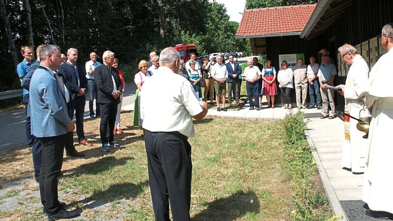 Zusammen mit zahlreichen Ehrengästen feierten die Mitglieder des Obstg und Gartenbauvereins die Einweihung des erweiterten Lehrbienenstandes mit dem kirchlichen Segen durch Generalabt em. Thomas Handgrätinger (2.v.r.).