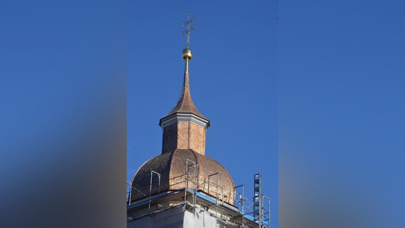 Das Wahrzeichen der Gemeinde Baierbach - die Pfarrkirche - hat seit kurzer Zeit eine neu sanierte Haube.