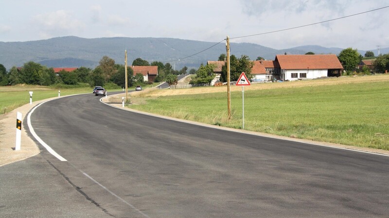 Das 900 Meter lange Teilstück zwischen Blätterberg und der Einmündung zur Flugplatzstraße wurde erneuert und verbreitert.