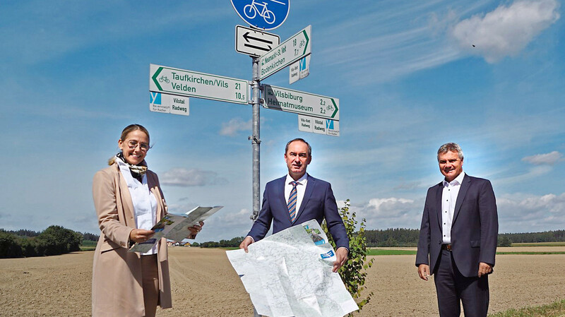 Routenplaner (v. l.): Vilsbiburgs Bürgermeisterin Sibylle Entwistle, Wirtschaftsminister Hubert Aiwanger und Landrat Peter Dreier.