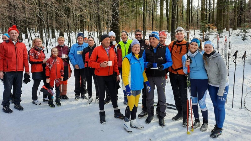 Teepause der deutschen Teilnehmer zusammen mit Pavel Tilkovsky (Dritter von rechts) bei der Bendahütte. Links Stadtrat Gerhard Breu.