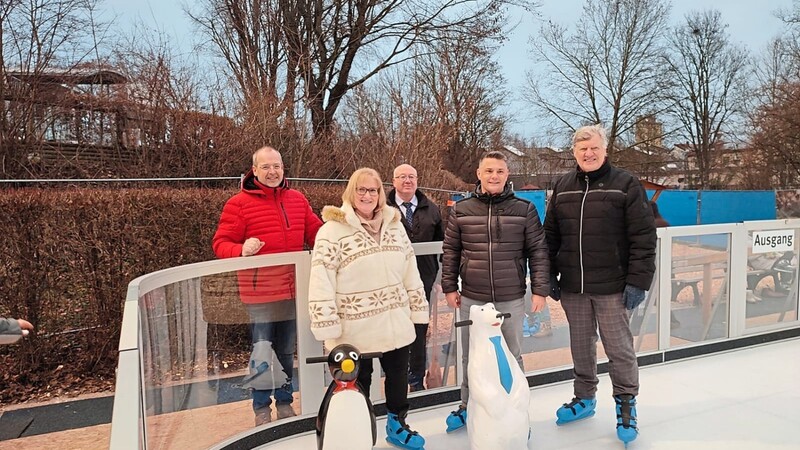 Von der Kunsteisbahn im benachbarten Landau hellauf begeistert: (von links) Werner Zellner, Monika Beham, Günter Fittigauer (Kassier), Stefan Fisch und Reinhard Leuschner.