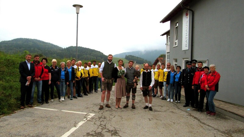 Christina und Max Kreutzer mit Sohn Ludwig, den Trauzeugen, Bürgermeister Gerhard Mühlbauer und den Vertretern des SC mit Spielern und Theatergruppe, des ASV und der Feuerwehr.