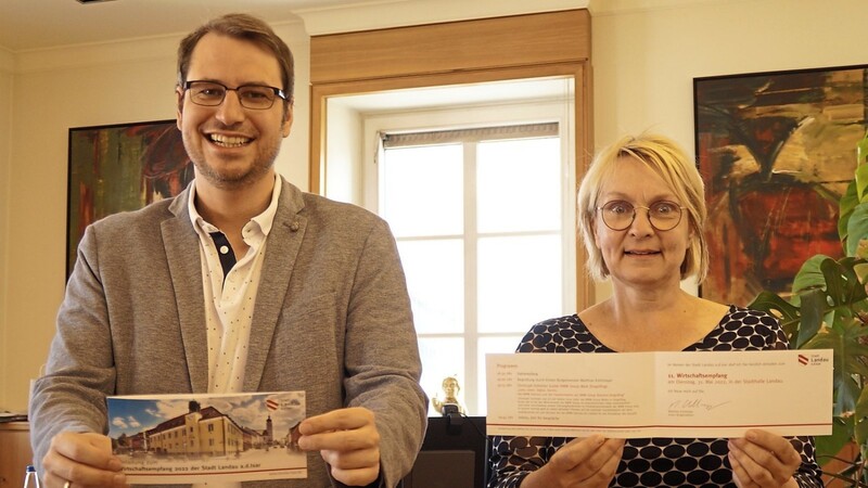 Freuen sich bereits auf den städtischen Wirtschaftsempfang und präsentieren die Einleitungskarten zur Veranstaltung: Bürgermeister Matthias Kohlmayer und Kulturamtsleiterin Christine Krönner.