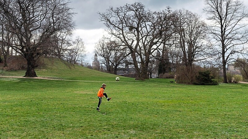 ALLEINE FUSSBALL SPIELEN macht keinen Spaß. Wann die Amateurfußballer wieder gemeinsam dem Ball nachjagen dürfen, steht derzeit allerdings in den Sternen.