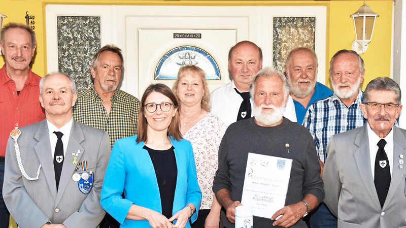 Die neue Vorstandschaft und die Geehrten mit Bürgermeisterin Andrea Probst: Von links: Dritter Vorsitzender Rudolf Listl, Vorsitzender Markus Feldmeier, Kassenprüfer Franz Wolf, Bürgermeisterin Andrea Probst, zweite Schriftführerin Carmen Feldmeier, Kassenführer Josef Wolf, die Geehrten Rupert Gietl und Fritz Helmbrecht, Kassenprüfer Hans Michl und zweiter Vorsitzender Alfons Obermeier.