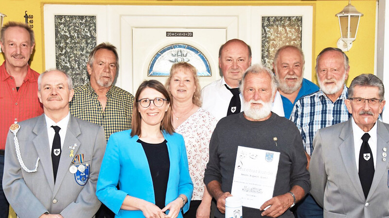 Die neue Vorstandschaft und die Geehrten mit Bürgermeisterin Andrea Probst: Von links: Dritter Vorsitzender Rudolf Listl, Vorsitzender Markus Feldmeier, Kassenprüfer Franz Wolf, Bürgermeisterin Andrea Probst, zweite Schriftführerin Carmen Feldmeier, Kassenführer Josef Wolf, die Geehrten Rupert Gietl und Fritz Helmbrecht, Kassenprüfer Hans Michl und zweiter Vorsitzender Alfons Obermeier.