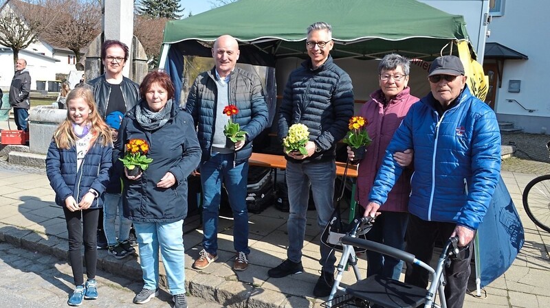 Gerhard Nachtmann (3.v.r.) verteilte Primeln an die Besucher.