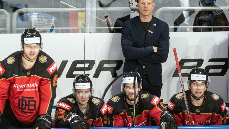 Bundestrainer Toni Söderholm verfolgt hinter seinen Spielern die Partie.