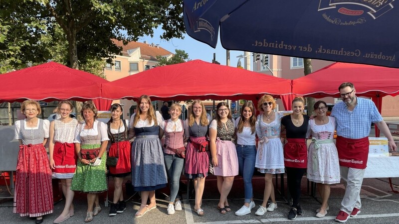 Auch Mal ganz anders: Gruppenbild mit Herr. Feuilleton-Chef Philipp Seidel war tatsächlich der einzige Mann in der Sonenzugfest-Crew des Tagblatts.