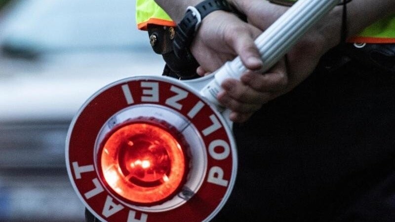 Die Eggenfeldener Polizei hatte bei der Verkehrskontrolle alle Hände voll zu tun, um den Jugendlichen zu bändigen. (Symbolbild)