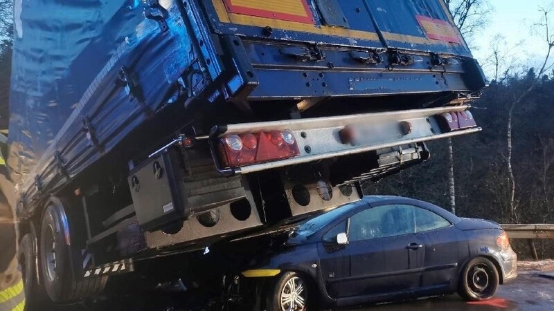 Bei Passau ist es am Samstagmorgen zu einem Unfall auf der A3 gekommen.