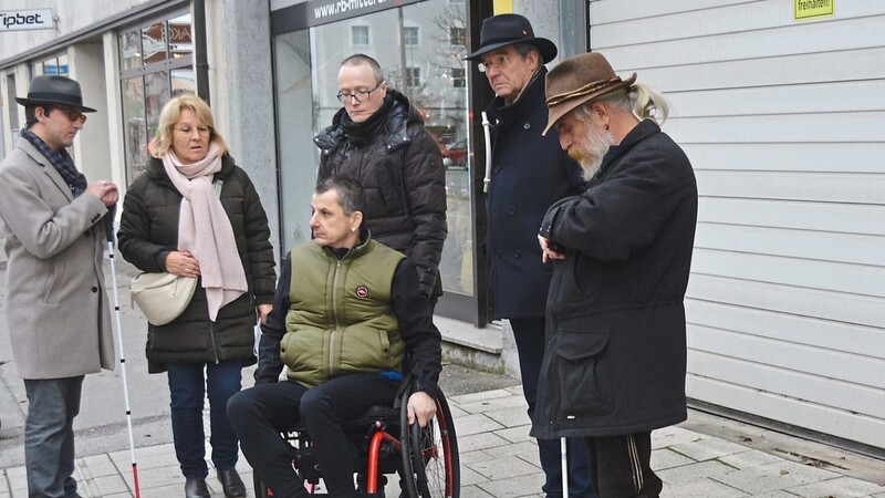 Auf Tour durch die Innenstadt: (von links) Helmut Kappenberger, Stadträtin Sabine Bernauer, im Rollstuhl Roland Hochhalter, Andreas Mayer, Bürgermeister Hans Schmalhofer und Peter Wührer.