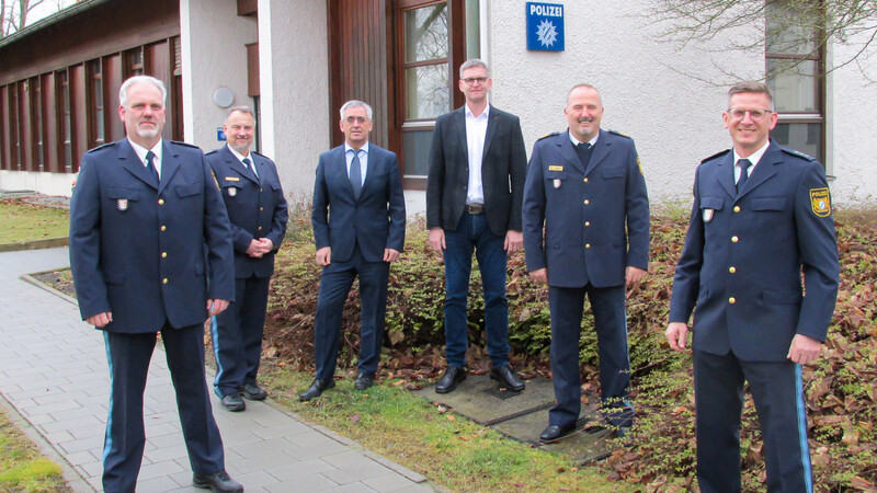 Nach der Amtseinführung (von rechts): Polizeihauptkommissar Bernd Huber, Polizeivizepräsident Manfred Gigler, stellvertretender Personalratsvorsitzender Andreas Holzhausen, Leitender Regierungsdirektor Harald Doblinger, Erster Polizeihauptkommissar Stefan Potrykus und Polizeihauptkommissar Jochen Dauer